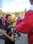 Kuten edellä, palkintoa on mukava hakea. Tässä Kasperi Lehto saa suun makeaksi.